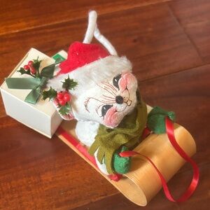 Anna Lee Festive Mouse on Sleigh with Gift
